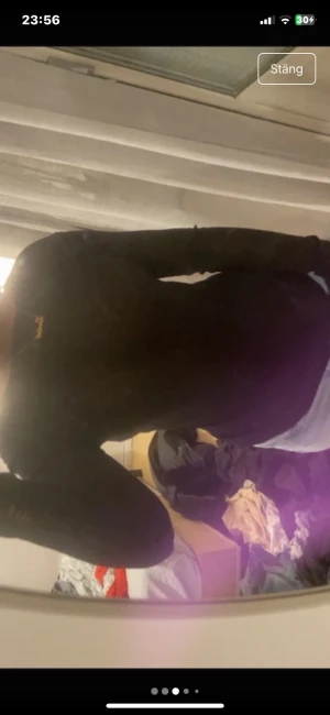 Svart långärmad mesh topp - Säljer en svart långärmad mesh topp med tight passform. Toppen är genomskinlig och har en enkel, stilren design utan mönster eller detaljer. Perfekt att styla med jeans eller kjol för en cool look. Hwr en liten defekt att sömmarna gått up lite se bild 4 men annars inga fel liknar intimissimi s men sitter som en xs på 