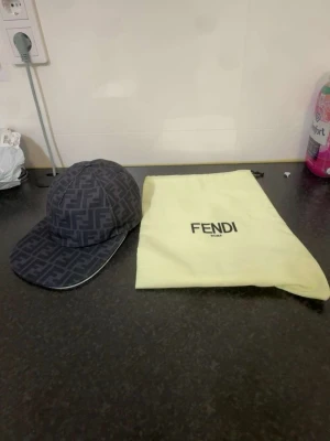 Ingen väst på bilden - Fendi keps A-copia, Påsen kommer brevid.              för mer bilder kan ni skriva privat till mig.