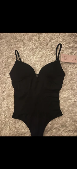 Body från H&M populär & slutsåld! - H&M body som är superpopulär i storlek XS😍Helt ny med prislapp på! Slutsåld på hemsidan ✨✨