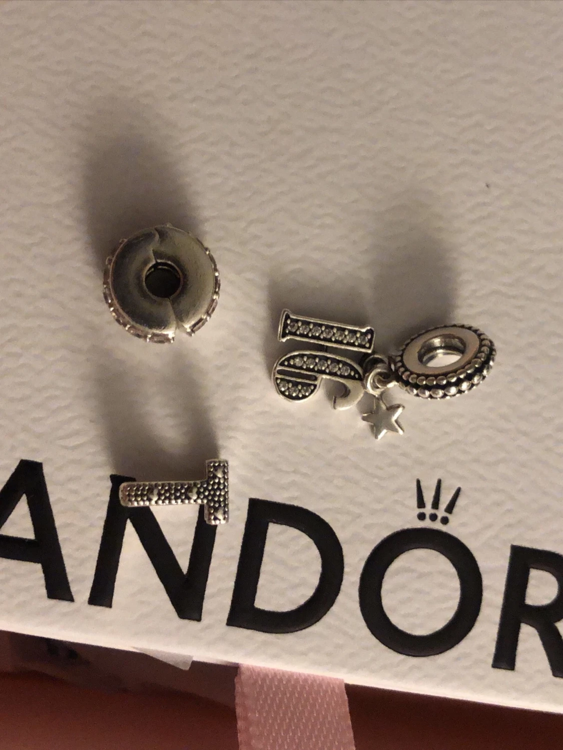 Pandora silverfärgad armband med berlocker - 2