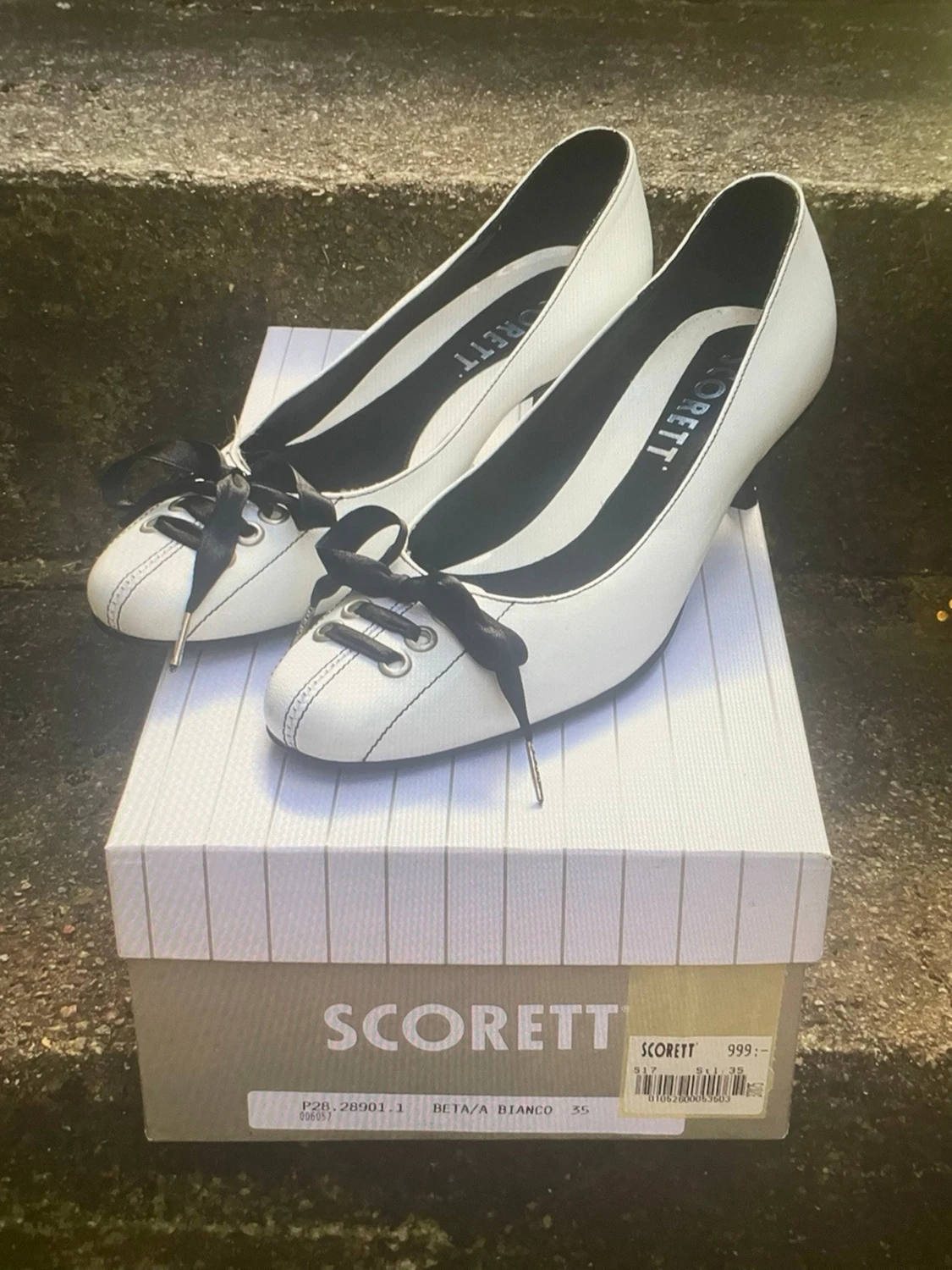 Vita pumps med svart rosett från Scorett - 1