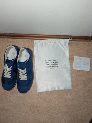 Maison Margiela Gats - Tjena! Säljer nu dessa sjukt feta maison margiela skorna skick:10/10 | modell: gats Inypris: 7500 | priset kan diskuteras! Itveka inte på att höra av dig vid mer frågor samt fler/bättre bilder! Kan mötas upp i Göteborg, närliggande stad eller frakta runt hela Sverige!