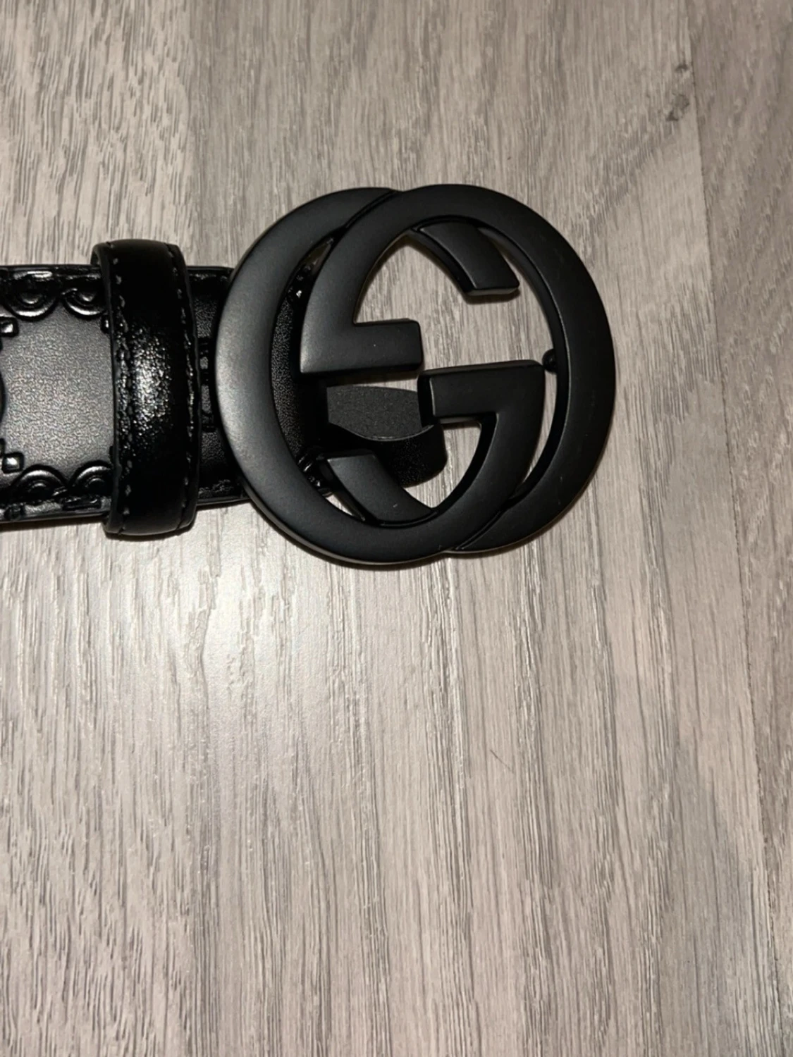 Svart bälte med 2 st g i framsidan  - 1