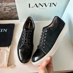 Lanvin cap toe skor - Bra skick, mockan är rätt sliten dock. Nypris ca 5000kr. Storlek UK10/45.  Dustbag medföljer. Självklart äkta - kolla bara recensionerna! Skriv för mer information🤝