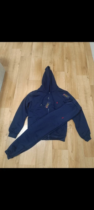 Ralph Lauren Tracksuit – Priset kan diskuteras  - Den är helt ny och har aldrig använts. Det är bara att skriva om det finns några frågor eller funderingar. Priset kan diskuteras. Fraktar inom 24H 