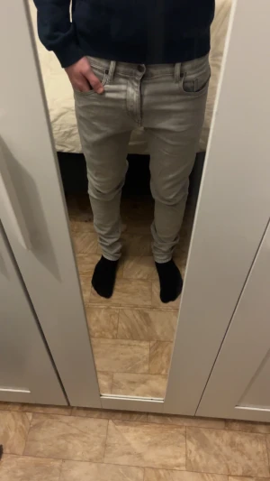Slim jeans  - Slim jeans - Gråa - Mycket bra skick - Storlek: 29/32 - Nypris: 1499kr - Mitt pris: 249kr - hör av dig vid funderingar 💫