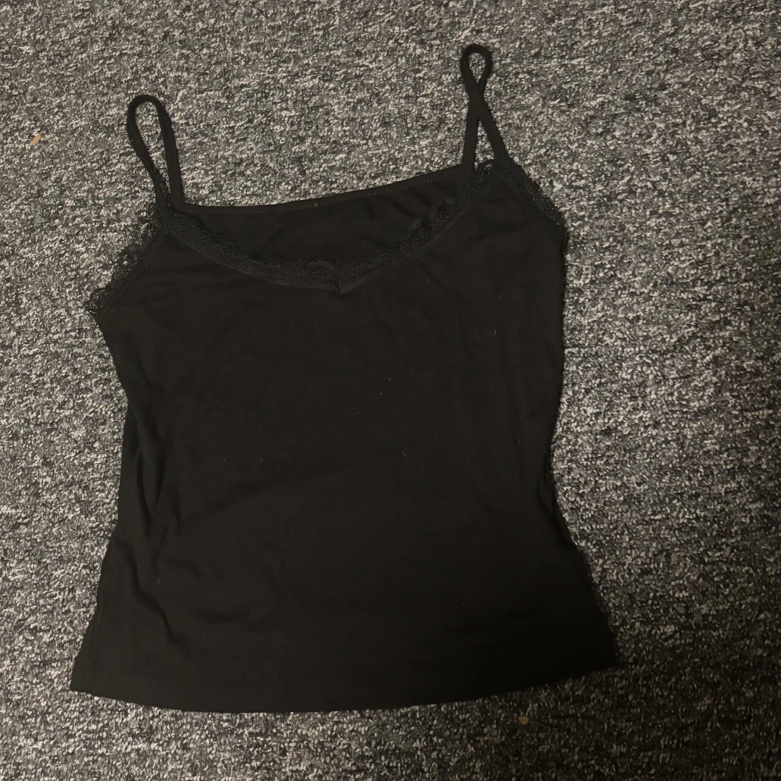 Svart linnetopp med spetskant