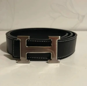 Svart H bälte  - Super fint svart H bälte som passar med allt du har på dig. 120 cm