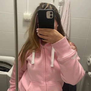 Russemerch Hoodie - Mysig rosa hoodie från Russemerch