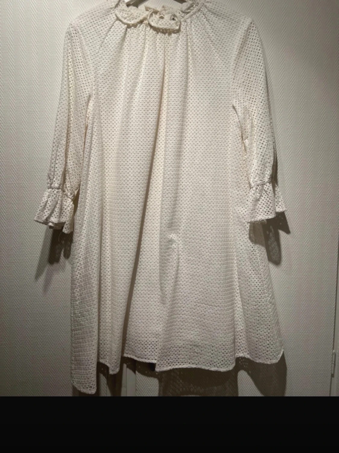 Vit broderad kortklänning Carin Wester