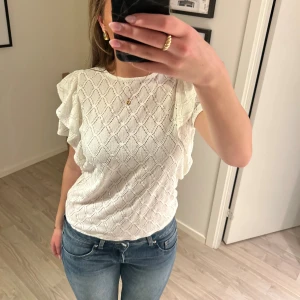 Vit blus med volangärmar - Söt vit blus med volanger💗Storlek M, men passar också S!