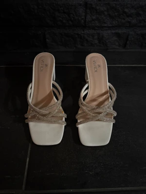 Klackskor - Eleganta glittrande klackskor som knappt är använda✨ De är av det grekiska märket Verde. Skorna har en låg klack och är i mycket fint skick🥰 Storleken är hyfsat normal, de kan dock kännas lite små runt foten (kan jämföras med storlek 37 eller 37,5).