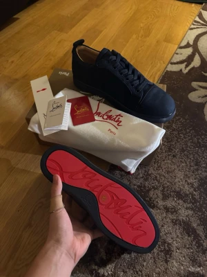 Feta loubs! - Säljer ett par sprillans nya loubs i helt ny skick. Den är i storleken 44 ——> innesulan 28cm och bredden 9cm. Kvittot kortet samtliga lådan följs med i köpet. Vid fler funderingar kontakta gärna! Öppen för snabb affär 👀