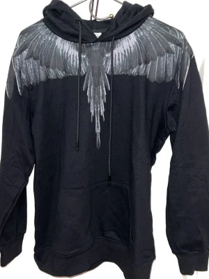 Marcelo Burlon Hoodie  - Jättesnygg Marcelo Burlon hoodie helt ny. Storlek M men passar även L. Taggar medföljer samt påse. Pris kan diskuteras vid snabbaffär.