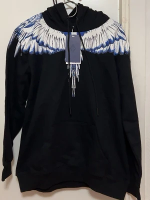 Marcelo Burlon Hoodie - Jättesnygg Marcelo Burlon hoodie helt ny. Storlek M men passar även L. Taggar medföljer samt påse. Pris kan diskuteras vid snabbaffär.