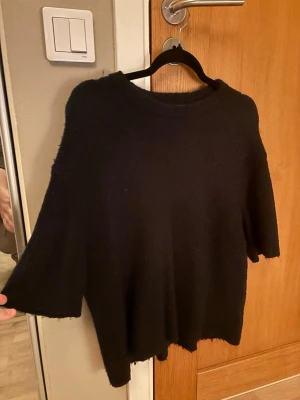 Mörkblå stickad  - Mysig mörkblå stickad T-shirt  från Gina, ser färgen lite dåligt på bilden men den är mörkblå