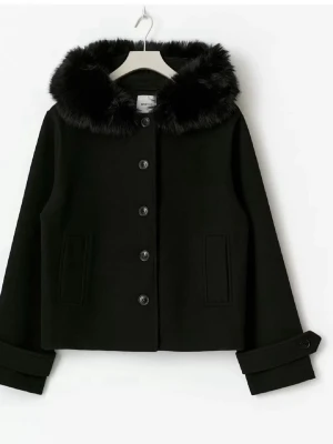 Snygg pälsjacka  - Stilren svart kappa med knappar framtill och stor krage i mjuk fuskpäls. Kappan har raka ärmar med dekorativa band vid ärmsluten och två diskreta fickor fram. Perfekt för dig som vill ha en klassisk men trendig look.