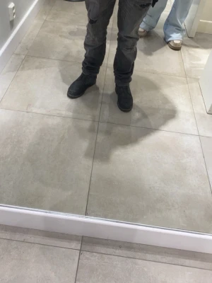 Svarta slim fit jeans Jack and jones - Säljer ett par svarta slim fit jeans med slitningar på knäna. Jeansen har klassisk femficksdesign och normal midja. Perfekta för dig som gillar en lite tuffare stil och vill ha ett par jeans som funkar till det mesta.