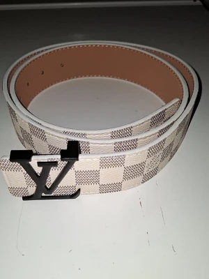 Rutigt vitt bälte - Rutigt vitt bälte med svart spänne