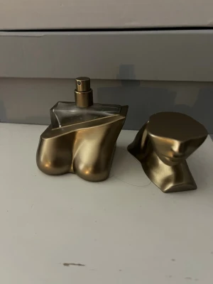 Billie Eilish Parfym 50ml - Trendig parfym med unik flaska inspirerad av Billie Eilish. Volym: 50 ml. Perfekt för dig som vill sticka ut med en ikonisk doftaccessoar.  Den är i använt skick så ungefär halva kvar. Kan såklart skicka mer bilder om de önskas ❤️