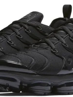 Nike Air VaporMax Plus helsvarta - Nike Air VaporMax Plus i helsvart med en futuristisk design och synlig VaporMax-sula. Ovandelen är i textil och syntet med vågformade detaljer och snörning. Perfekta för dig som gillar en sportig och modern look. Helt ny använd en gång bara