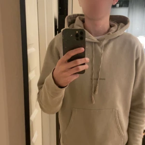 Saint Laurent hoodie - Tja, säljer denhär sjukt feta hoodie från det lyxiga märket Saint Laurent! Han på bilden är ungefär 173 så passar S-XS. Självklart äkta! Skriv vid frågor