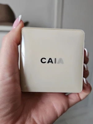 CAIA highlighter i champagnefärg - Highlighter från CAIA i Saint tropez, köpt I november men hittade en annan favorit,  den är använd men i bra skick.