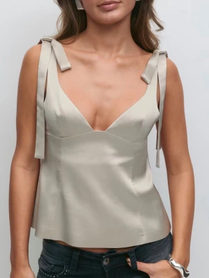 Beige linnetopp med knytband - Säljer denna populära beigea linnetopp med  axelband som knyts i rosetter. Den är från Ginas 14+ i storlek S