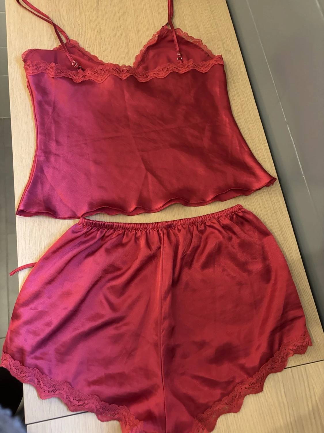 Rött satinsovset med spetsdetaljer - 1