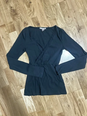 Ribbad omlottopp med spetsdetalj - Ribbad topp, använd några gånger 