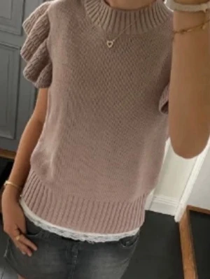 Stickad topp med volangärm - Jättefin tröja, knappt andvänd och är ifrån Lindex men säljs inte längre. Priset kan diskuteras och hör av er vid frågor. Passar en S och M