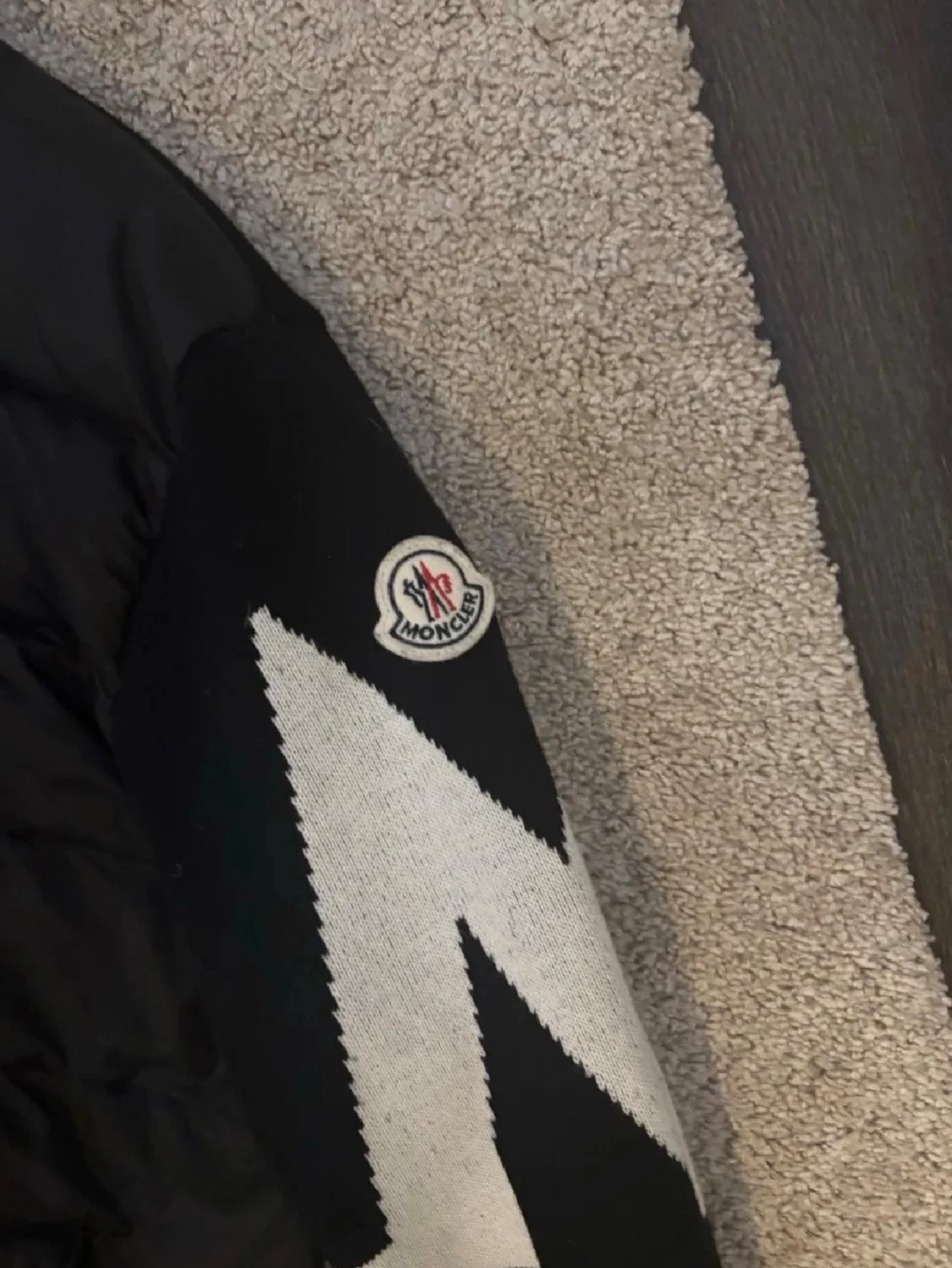 Svart dunjacka med huva från Moncler - 1