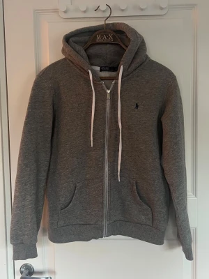 Ralph Lauren hoodie - En riktigt schysst tröja i storlek S, säljer den pga att den är för liten för mig! Den har en pytteliten fläck i ryggen men syns knappt och märks inte om man inte vet om den! (Se bild 2 och 4) annars är kvaliteten 9.5/10 och extremt snygg! 👌Skriv om du är i behov av fler bilder!📸 Fråga på vid funderingar! 🖋️ Fraktar alltid senast dagen efter beställning om inte tidigare!📦