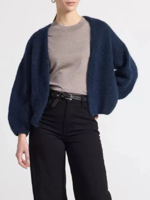 Mörkblå fluffig kofta - Säljer en mörkblå, öppen och fluffig kofta med ballongärmar. Koftan har en avslappnad passform och är tillverkad i ett mjukt, stickat material som ger en mysig känsla. Perfekt att slänga över en t-shirt för en chill look. Bra skick