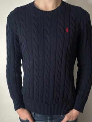 Ralph Lauren kabelstickad tröja - Hej säljer nu min fina Ralph Lauren kabelstickade tröja i storlek M. Den är i nyskick och supersnygg. Nypris cirka 2600kr!