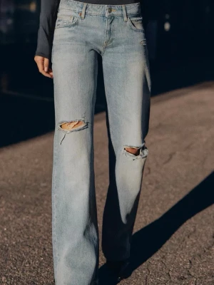 Zara jeans - Säljer dessa jätte snygga populära Zara jeans! Beställde i strl 36 och står att de är de men måste vara fel produktion eller något eftersom midjemåttet är ca 41 cm. De är också en fel produktion under dragkedjan som man ser bild 4 men går lätt att klippa bort eller sy in om man tycker det är nödvändigt☺️☺️ Pris kan alltid diskuteras