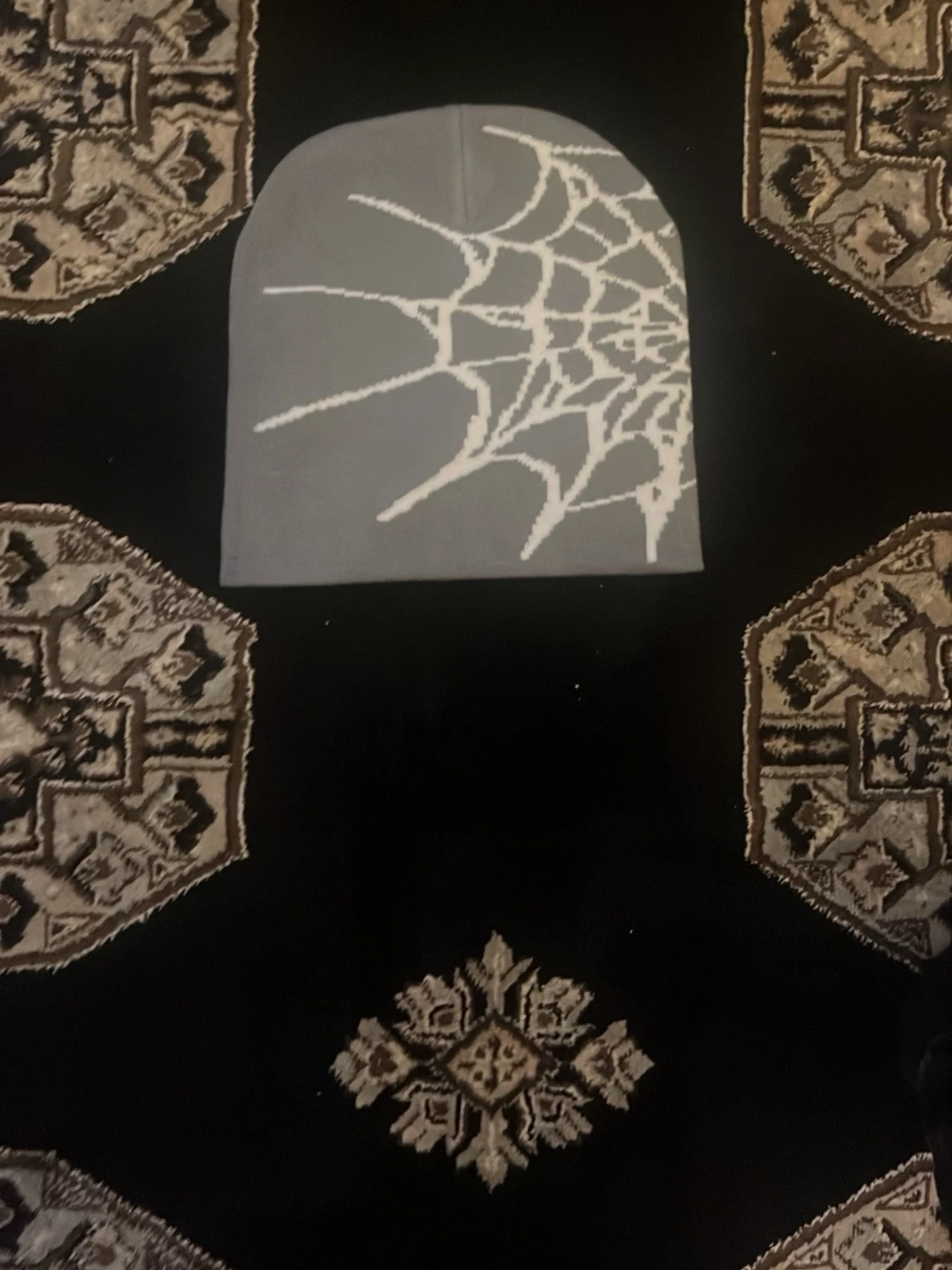 Grå mössa med spindelnätsmönster - 1