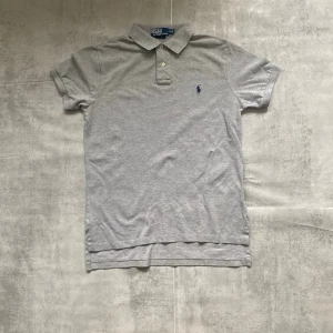 Grå Polo Ralph Lauren pike  - Jag Säljer en fet pike från Polo Ralph Lauren| skicket på tröjan är bra 8/10 | storlek M | ny pris 2000: mitt pris är 299 | skriv vid frågor och funderingar      