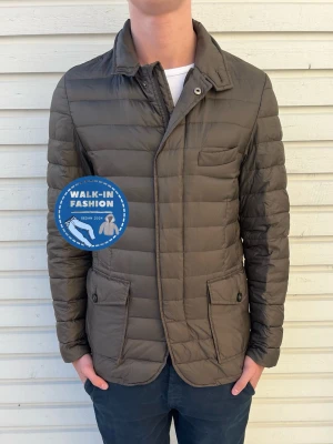 Woolrich jacka - Tja! Säljer nu denna sjukt snygga jacka fårn woolrich i ett absolut toppskick. Skick 9.5/10 som ny utan defekter. Modellen är 185cm lång men passar allt mellan 178-188 som bäst. Nypris ligger runt 5000kr men säljs nu för 1299kr. Hör av er vid minsta lilla fundering!