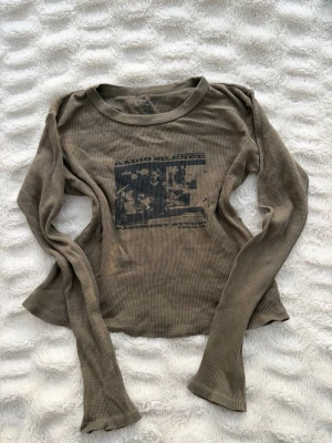 Brandy Melville John Galt tröja - Cool olivgrön långärmad topp från Brandy Melville John Galt med tryck framtill. Köpt på Brandy i New York 2022! One size men passar XS-M Knappt använd