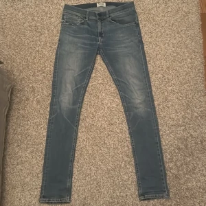 Dondup Jeans Blåa - Ljusblå schyssta Dondup jeans i storlek 31. Väldigt bra skick, inga defekter. Vid fler frågor, skriv gärna privat // AR