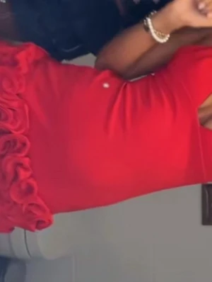 Röd kortklänning med volangdetaljer - SÖKER!! Söker denna jättesnygga röda klänningen från Zara. Pris kan diskuteras. 