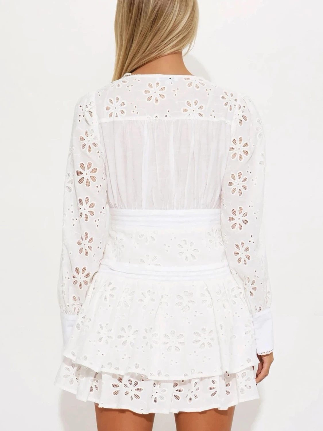 Vit kort klänning med broderade blommor - 2