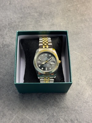 R klockan  - Fint och fräsch snabb pris jag behöver pengar ❗️