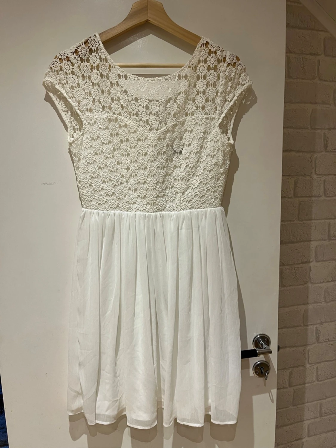 Vit spetsklänning med kort ärm