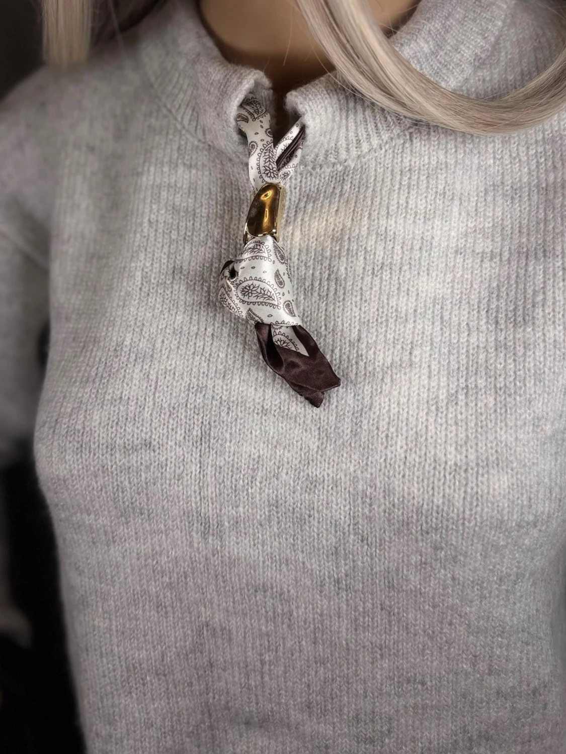 Ljusgrå stickad tröja med scarfdetalj M-L - 1