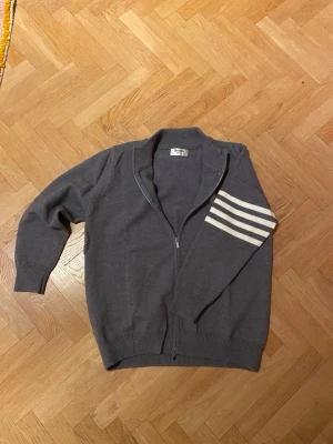 Thome Browne helzip - Jag säljer nu min Thome Browne full Zip eftersom att den inte passar mig. Den är i väldigt bra skick och är bara använd ett fåtal gånger! Storlek 2 vilket innebär M , skriv vid övriga frågor. Pris kan diskuteras🙌