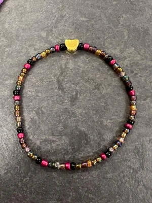 Färgglatt pärlarmband med hjärta storlek M  - Handgjort pärlarmband storlek M 
