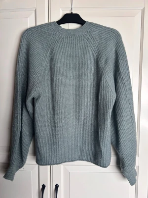 Stickad tröja  - Blå/grön stickad tröja i storlek S