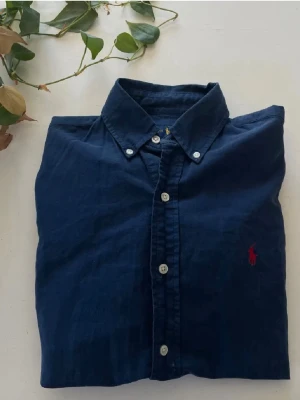 Ralph Lauren Skjorta - Klassisk marinblå skjorta från Ralph Lauren i slim fit-modell. Kontakta vid frågor osv, pris kan diskuteras vid snabb affär.